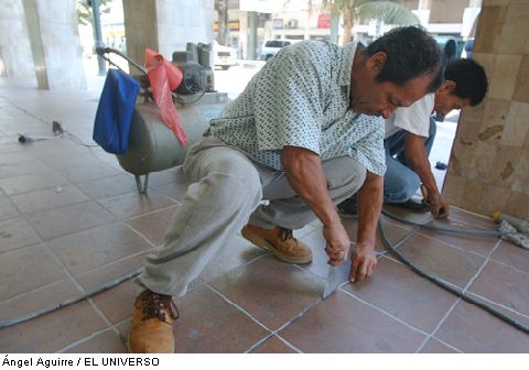 Miguel Martnez (primer plano) y Anthony Martnez realizaban el pasado mircoles las ltimas labores de limpieza.