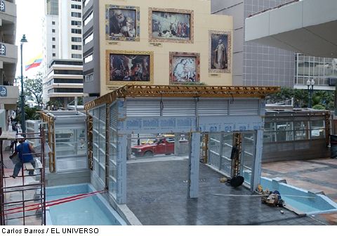 El ingreso a la estación se lo realizará a través de una rampa ubicada hacia el interior de la plaza. En cada lado de la rampa se han diseñado dos espejos de agua.