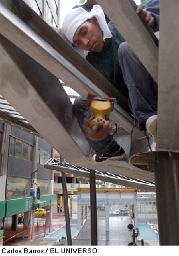 Luis Caldern pule una de las prgolas de acero inoxidable donde funcionarn tres quioscos. Los pasajeros que llegarn al estacionamiento podrn disfrutar ah del servicio de cafetera.