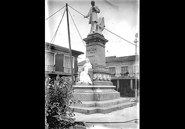 Monumento a Pedro Carbo recién inaugurado (1909)