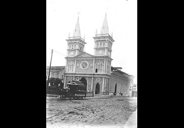 La nueva iglesia a inicios del siglo XX, construida después del incendio grande