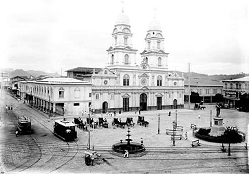 La estación del tranvía al pie de la plaza, 1912